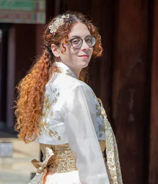 Photo de Lola Marié - 2024 - graphiste, freelance, digital nomad, communication, identité de marque